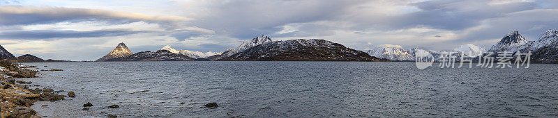 挪威Vesteralen岛的m ø klandsjord冬季景色。
